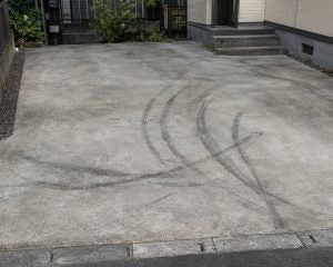 家の駐車場を“一面の”砂利やアスファルトにしてはいけないワケ。「タイヤ痕が残らない」駐車場の作り方とは？／注文住宅で「不満」を感じるポイントは何なのか調べてみた