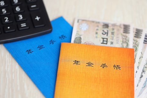 67歳の夫は再雇用で月収「18万円」。すでに年金を受け取っているのに、給与から厚生年金保険料が引かれていて驚きました…。このまま払い続けるメリットはあるのでしょうか？