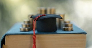 両親が「孫のための学費350万円を貯めた」と私名義の口座に振り込んでくれました。しかし夫いわく「それ贈与税かかるんじゃない？」とのこと。できれば税金は避けたいのですが、申告しないと痛い目に遭うのでしょうか？