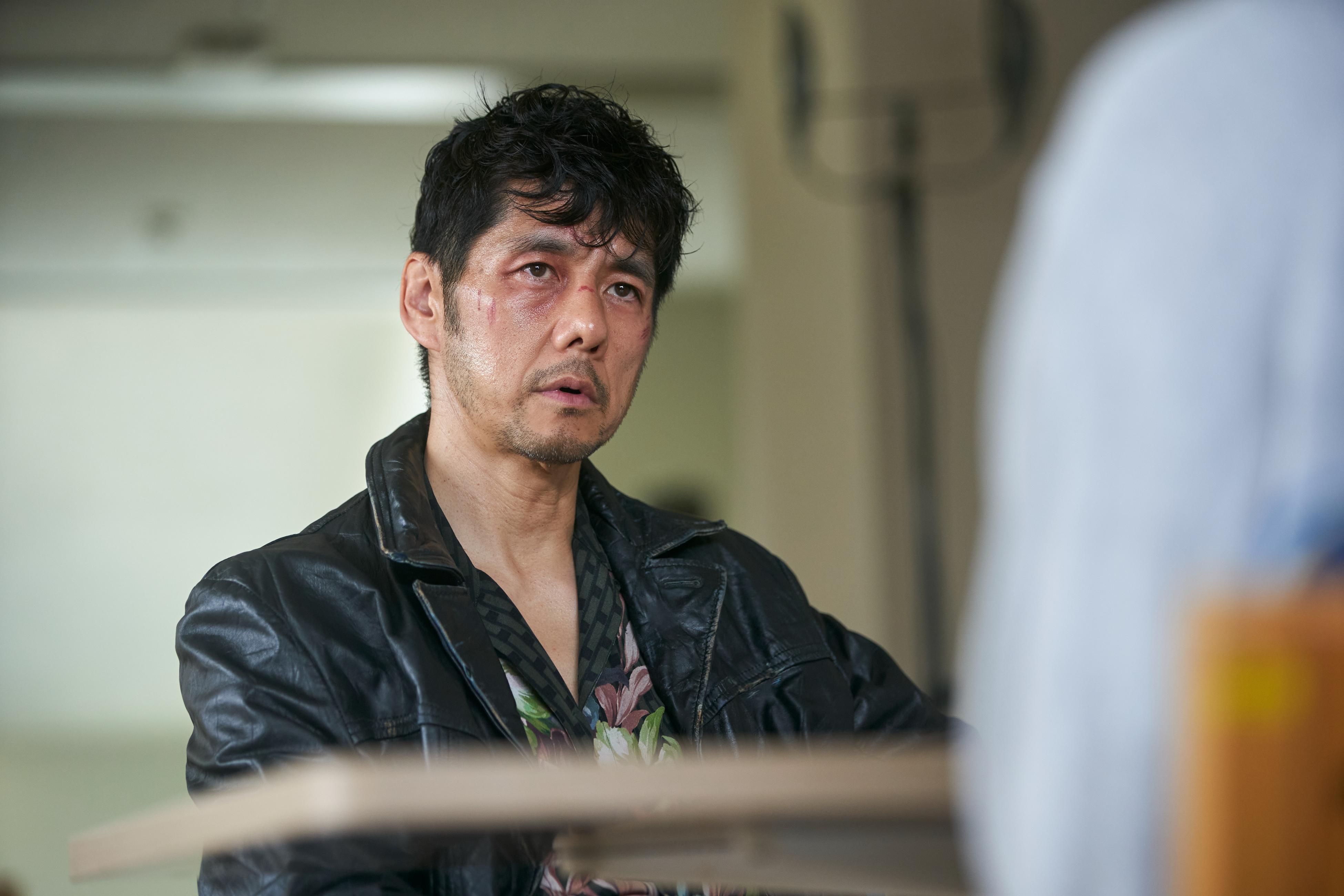 西島秀俊が魅せた寡黙な探偵像を役所広司＆片岡鶴太郎が称賛「時には懺悔を」新場面写真公開
