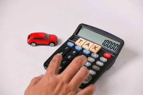 父が免許を返納するため、購入時「400万円」だった車を私に譲ると言っています。家族間なら名義変更だけで済みますか？
