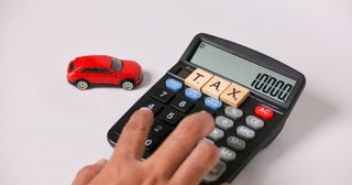 父が免許を返納するため、購入時「400万円」だった車を私に譲ると言っています。家族間なら名義変更だけで済みますか？