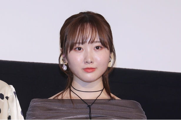 つぶらな瞳の“上目遣い”にドキッ…本田望結、美肩が眩しいホワイトコーデに「見惚れる」「たまらん」