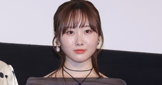 つぶらな瞳の“上目遣い”にドキッ…本田望結、美肩が眩しいホワイトコーデに「見惚れる」「たまらん」