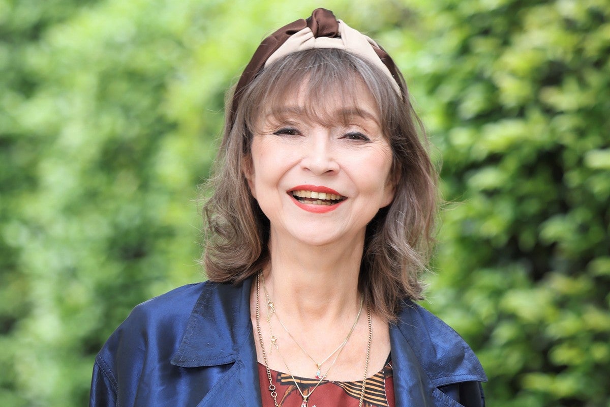 松田翔太に「あなたのお父さんとはベッドシーンをした仲なのよ」女優・秋川リサが語る『探偵物語』と松田優作