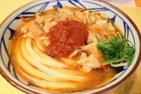 丸亀製麺、新作「俺たちのトマト豚汁うどん」がうまい！トマトの旨み広がる味わいに体が芯から温まる＜試食レポ＞