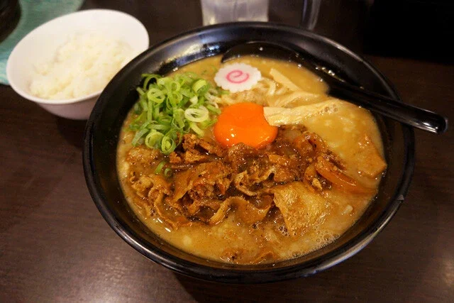 【元祖おかず系ラーメン】日本一ごはんがすすむラーメン!? 家系とも違うがっつり系ラーメン&ライスが暴力的にうまかった：パリッコ『今週のハマりめし』第245回