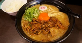 【元祖おかず系ラーメン】日本一ごはんがすすむラーメン!? 家系とも違うがっつり系ラーメン&ライスが暴力的にうまかった：パリッコ『今週のハマりめし』第245回