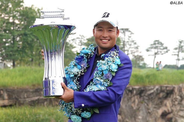 砂川公佑が念願ツアー初優勝大学の先輩・大堀裕次郎らを2打差で振り切る