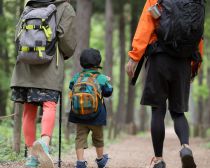山道に女児がひとり…親の言葉にゾッ。その親子登山、本当に子供のため？ 母が山頂で見たシビアな光景