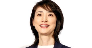天海祐希、スタッフさんの肩を揉むほほ笑ましいオフショットに「いい現場ですね」の声＜緊急取調室＞