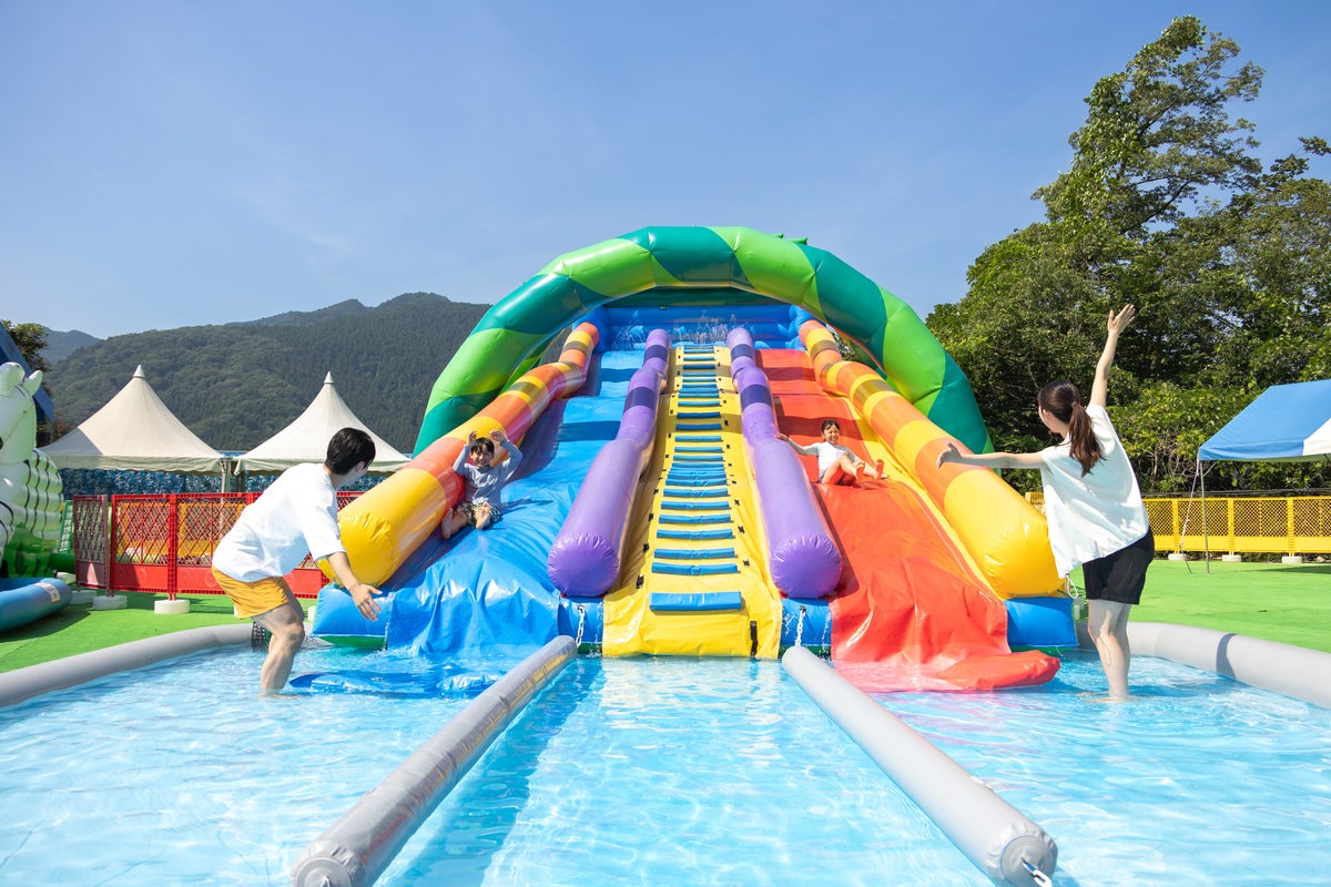 関東最大級5,000㎡の水遊び広場にクレヨンしんちゃんが来た。さがみ湖6月27日オープンで子どもが大興奮確定