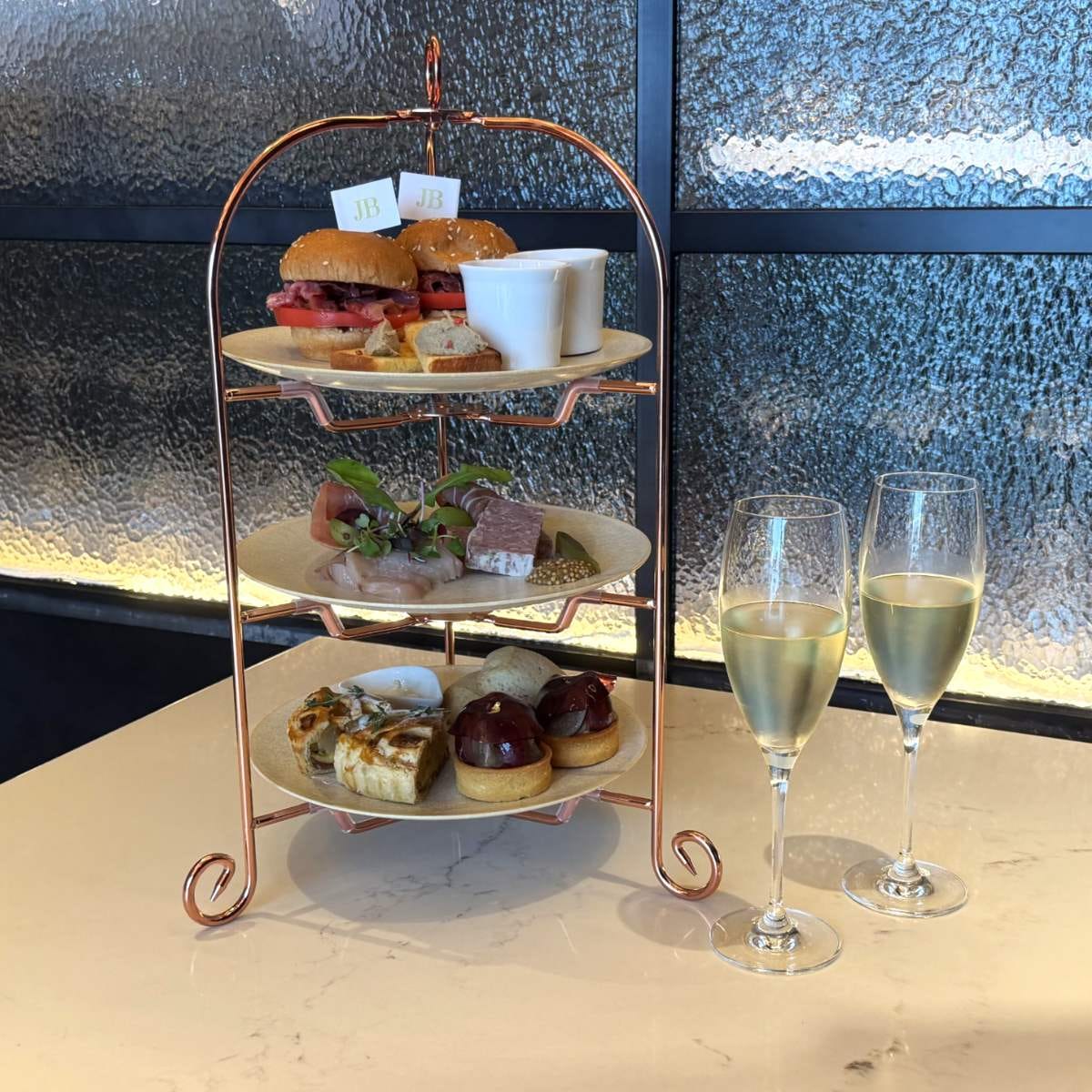 名古屋駅直結の絶景空間で楽しむ大人のご褒美時間。「Johnnie’s Brasserie」の秋限定イブニングティーを体験