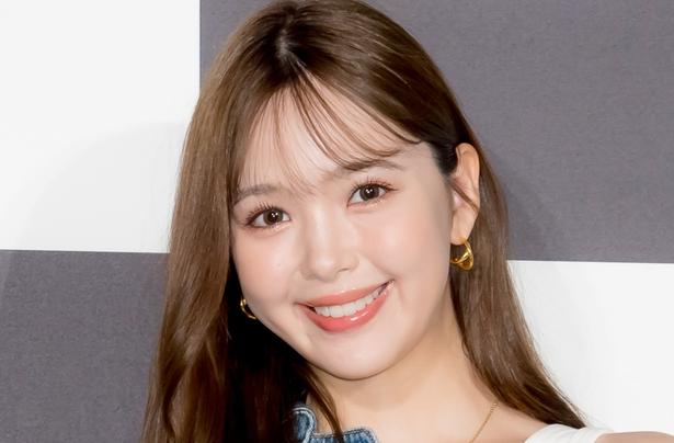 肩のフリルと穏やかな微笑みに釘付け…藤田ニコル、愛犬とのツーショットに「素敵な写真」「かわいい」
