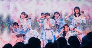 AOAO、新体制8人で輝く未来への1歩を踏み出したワンマンライブ＜振り返れば、青い春＞
