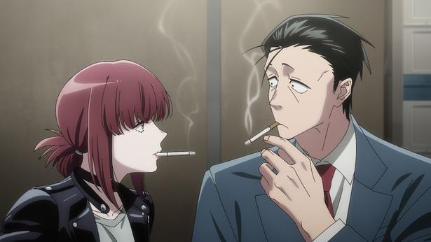 ＜スーパーの裏でヤニ吸うふたり＞くたびれサラリーマンと奇抜な服の女性が喫煙所で出会う第1話あらすじ＆先行カット公開