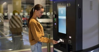 ショッピングモール駐車場で「最初の2時間無料」とあり、少し超えただけで料金が意外とかかってしまいました。「無料時間を過ぎると一気に高くなる所もある」と友人から言われたのですが、駐車場選びで見ておくべき点は何でしょうか？