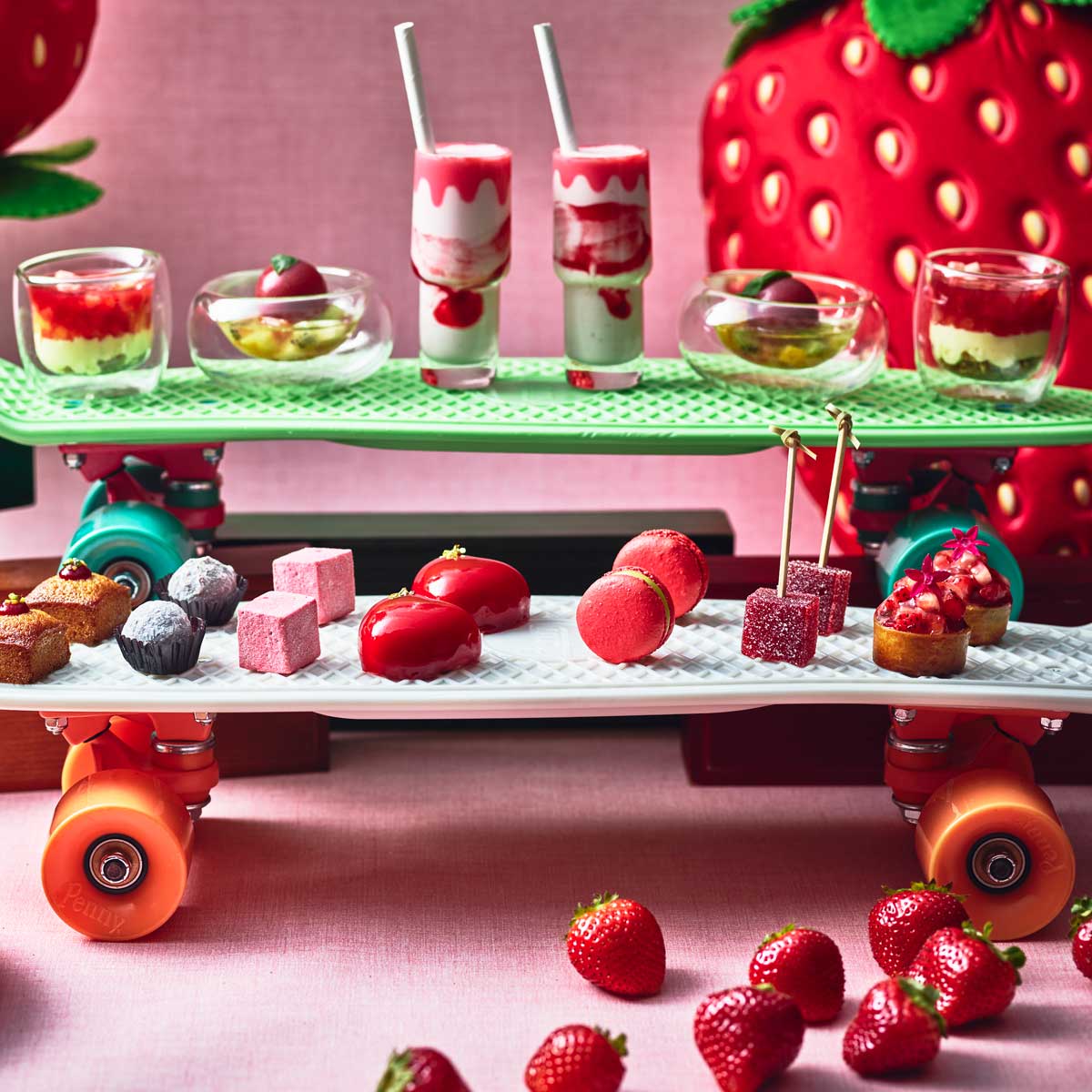 ホテルインディゴ東京渋谷のストロベリーアフタヌーンティー。タルトやマカロンなど、パティシエが手掛ける10種のスイーツを堪能