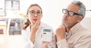 住宅ローンと教育費の負担が重く、気付けば50代で夫婦の貯蓄は「300万円」ほどしかありません…。夫は「退職金と年金があるから何とかなる」と言いますが、このままでは“老後貧乏”まっしぐらでしょうか？