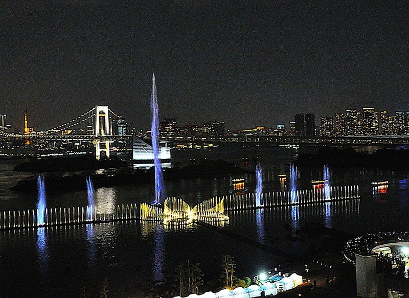 噴水ショーと東京タワーのツイン競演“夜花”と楽しむ炭火焼き提供ヒルトン東京お台場・日本料理店