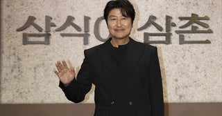 “世界的”韓国俳優ソン・ガンホ、“新人”としてドラマ初挑戦共演陣「よくおごってくれる後輩でした(笑)」＜サムシクおじさん＞
