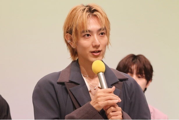 駒木根葵汰、ぬいぐるみのハチがチラ見えするオフショットに「かわいい2人」の声＜２５時、赤坂で Season２＞