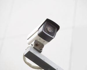女性警官を投げ倒したとされる男性に無罪判決。元裁判官が憤る「防犯カメラ映像に仕掛けられた不自然な加工」