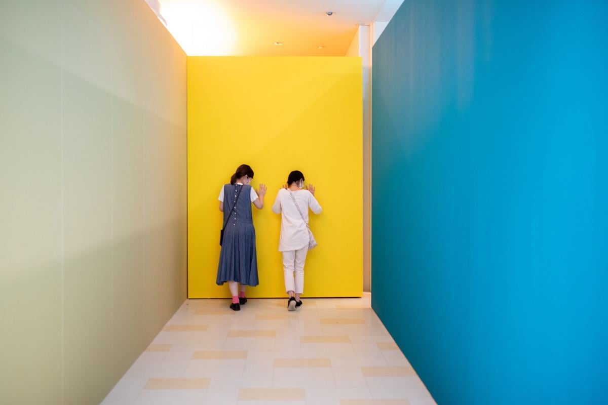 飯川雄大の過去最大規模の個展が水戸芸術館現代美術ギャラリーで鑑賞者を巻き込む新作のインスタレーションも展示