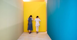 飯川雄大の過去最大規模の個展が水戸芸術館現代美術ギャラリーで鑑賞者を巻き込む新作のインスタレーションも展示