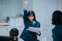 『大空港～GATE24～』初回 趣里、謎のクセ強税関職員役に反響「右京さんのDNA」「変人役ハマる」