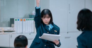 『大空港～GATE24～』初回 趣里、謎のクセ強税関職員役に反響「右京さんのDNA」「変人役ハマる」
