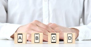 夫がスマホを「2年ごとに買い替えるのが普通」と言います。今の機種は問題なく使えていますが、古いスマホを使い続けると損する場合もあるのでしょうか？