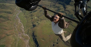 トム・クルーズがプロペラ機で決死のアクションに挑む『ミッション：インポッシブル』メイキング映像＆4種のフォーマット別ポスター公開