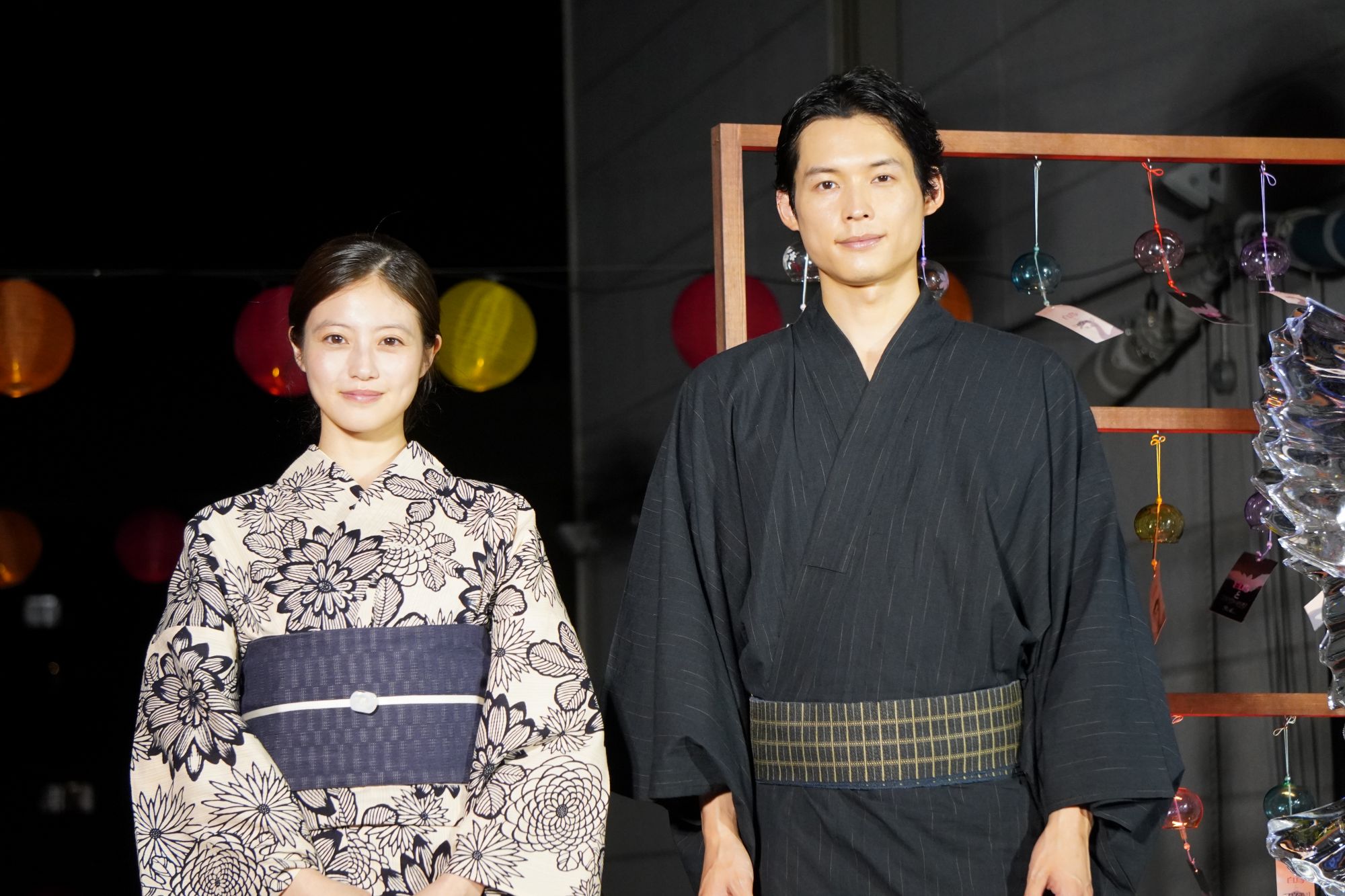 松村北斗と今田美桜、涼しげな浴衣姿で主演作「白鳥とコウモリ」をアピール