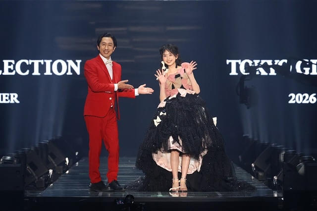 「えんとつ町のプペル 約束の時計台」コラボドレスを「キンコン」梶原雄太の娘・叶渚が着用父とランウェイで初共演