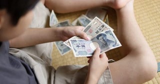 子どもの友だちは「月5000円」お小遣いをもらっているそうで、うちの子も同じだけほしいと言います。小学2年生にしては多いように感じるのですが、どのくらい渡すのが普通なのでしょうか？