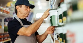 60代の父がコンビニで夜勤のアルバイトを始め、「これで月『8万円』くらいは稼げる」と喜んでいます。しかし、健康面が心配です。年金だけでは暮らしいけないようで、何か国の保障はないのでしょうか？