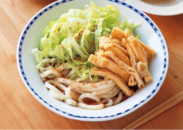 油揚げをカリッと焼いて満足食感「冷やし刻みきつねうどん」