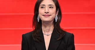 天海祐希、スーツ姿の指さしショットに「笑顔が素敵すぎる」「宣伝お疲れ様です」の声＜緊急取調室＞