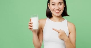 牛乳を飲むと太るって本当？ 熱中症の防止に効果的な牛乳の飲み方は？ 牛乳にまつわる素朴な疑問を一挙に解決！