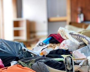 盗撮で逮捕された“大手企業社員”の部屋はゴミ屋敷…特殊清掃に入った業者が見た“悲惨な暮らしぶり”