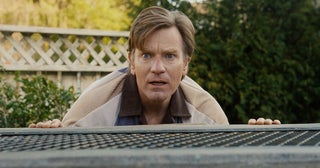 【本日公開】「オークストリートの異変」アン・ハサウェイ＆ユアン・マクレガーVS凶暴肉食恐竜の死闘捉えた本編映像公開