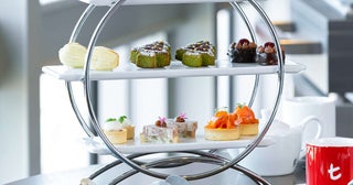 ヒルトン福岡シーホーク「天空のアフタヌーンティー～Holiday Treats～」。クリスマスをイメージしたスイーツにデザートワゴンも