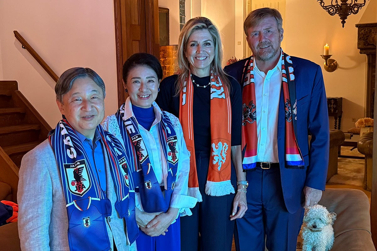 《オランダ王室の写真撮影会の常連》雅子さまといっしょにW杯観戦のトイプードル可愛すぎる貢献ぶり
