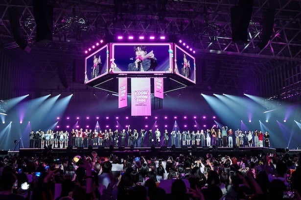 三日間で約12万人の観客が来場した「KCON JAPAN 2026」。ZEROBASEONEや&TEAM、CORTISらが出演した5月10日の「M COUNTDOWN STAGE」をレポート！