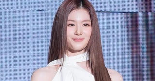 TWICE・サナ、鏡越しの自撮りショットを公開…黒ニット×水色シャツの“上品”コーデに「姫の秋が来た」「この服装好き」の声
