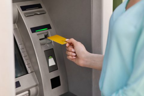 年金受給中の両親に毎月5万円を援助しています。妻から「贈与税は大丈夫？」と聞かれているのですが、両親が納税する必要はないですよね？