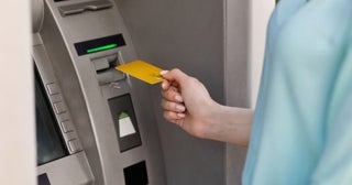 年金受給中の両親に毎月5万円を援助しています。妻から「贈与税は大丈夫？」と聞かれているのですが、両親が納税する必要はないですよね？