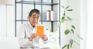 「税務署が見ている気がして嫌だ」とマイナンバーカードの「公金受取口座」を登録したがらない高齢の父。登録しないと最近話題の「給付付き税額控除」が実現しても“4万円”もらえない!?