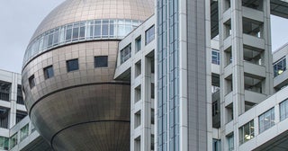 「短絡的なコンプライアンス意識」と局内で不満噴出…フジテレビ佐藤二朗＆橋本愛騒動で来年月9枠“夫婦ドラマ”を急遽変更報道、スポンサー離れを懸念か